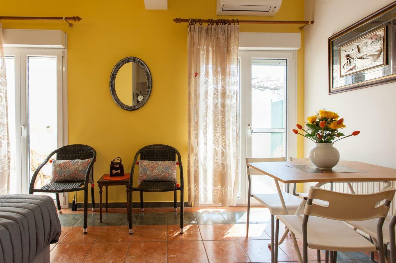 Evelia Apartment Galatás Esterno foto